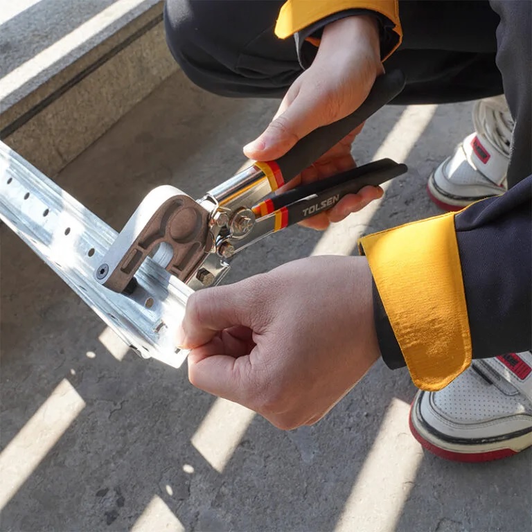 Clești pentru profile metalice 